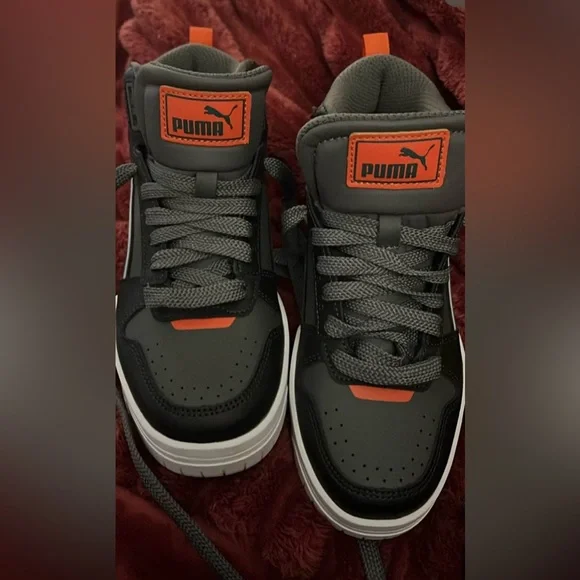 Puma Sneakers - Size 5 Youth - Picture 1 of 4